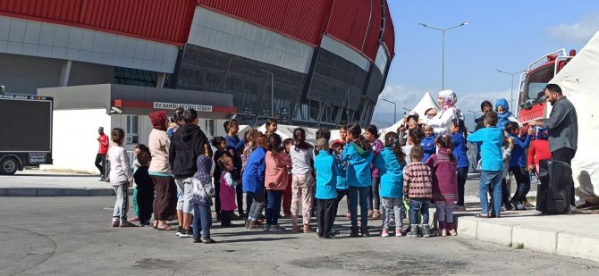 Gezici Kütüphane Aracı Oyun Ve Etkinlik Alanlarıyla Deprem Bölgesinde