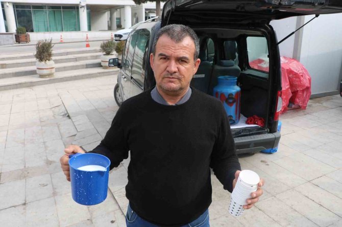 Depremzedelere Her Gün 60 Litre Süt Dağıtıyor