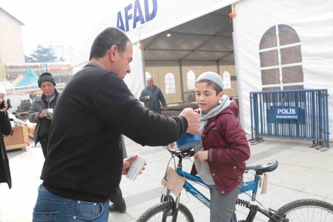 Depremzedelere Her Gün 60 Litre Süt Dağıtıyor
