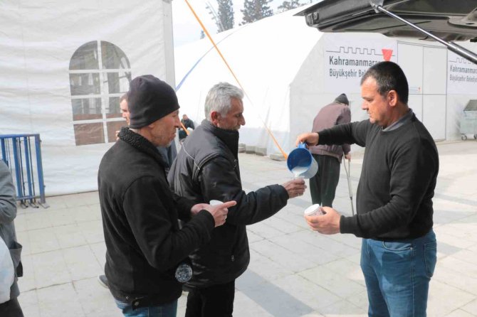 Depremzedelere Her Gün 60 Litre Süt Dağıtıyor