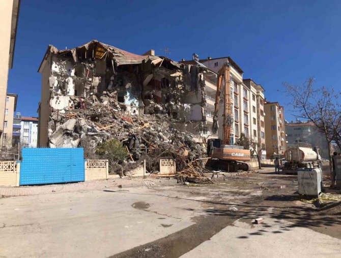 Elazığ’da Ağır Hasarlı Binaların Yıkımları Sürüyor