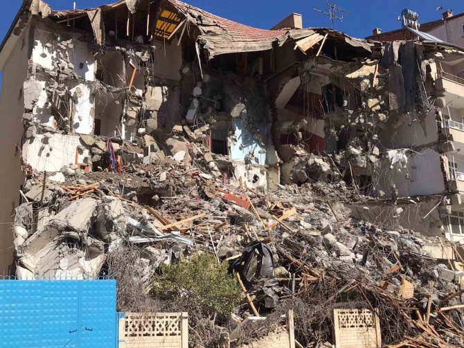 Elazığ’da Ağır Hasarlı Binaların Yıkımları Sürüyor