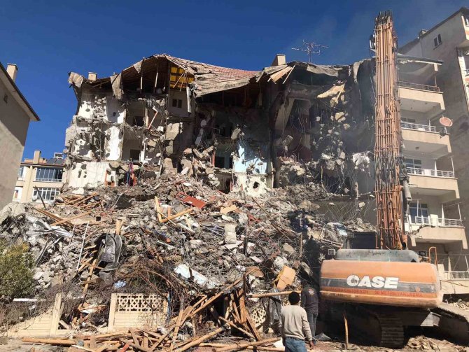 Elazığ’da Ağır Hasarlı Binaların Yıkımları Sürüyor
