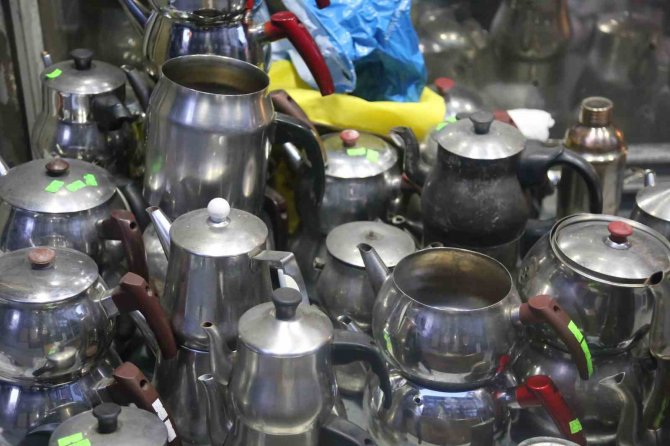 Gelen Siparişleri Biriktirdi, Sabaha Kadar Çalışarak Kazandığı Parayı Depremzedeler İçin Bağışladı