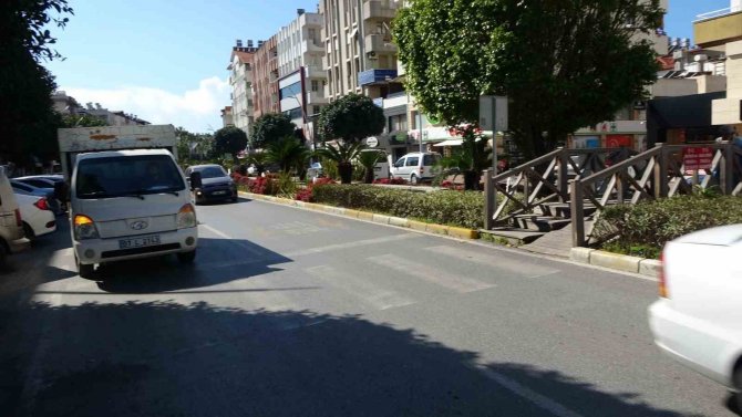 Yaya Geçidinden Geçen Yaşlı Alman Kadına Motosikletli Kurye Çarptı