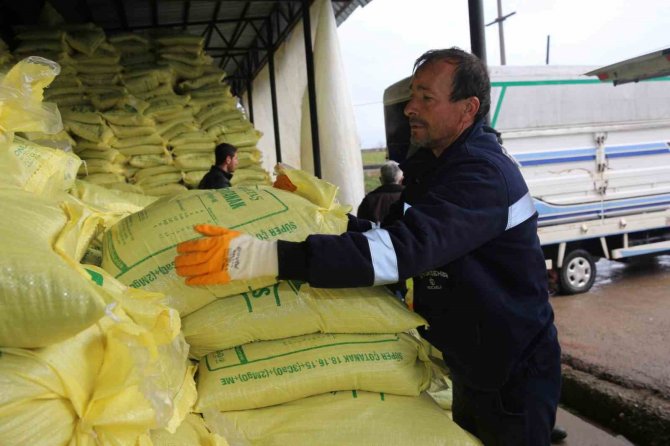 7 Bin Çiftçiye 25 Milyon Tl Değerinde 2 Bin Ton Gübre