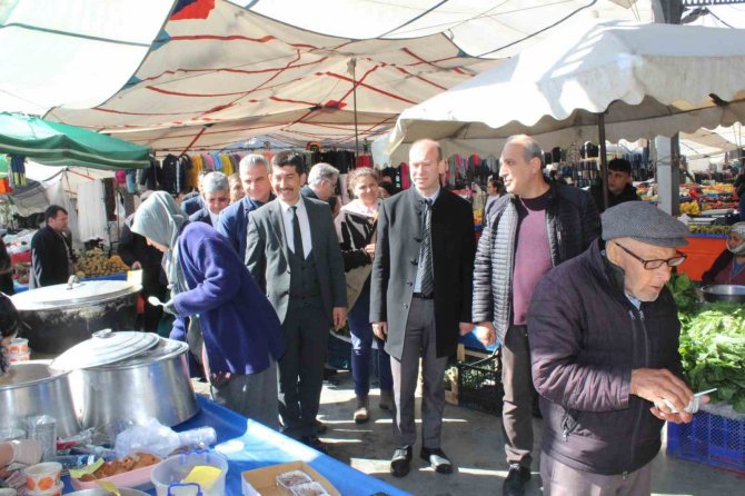 Köyceğiz’de Depremzedeler Yararına Pazarda Satış Gerçekleştirildi