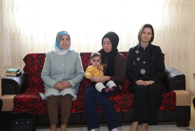 Kütahya’da Vali Ve Belediye Başkanının Eşleri Depremzede Ailelerin İhtiyaçlarını Yerinde Tespit Ediyor