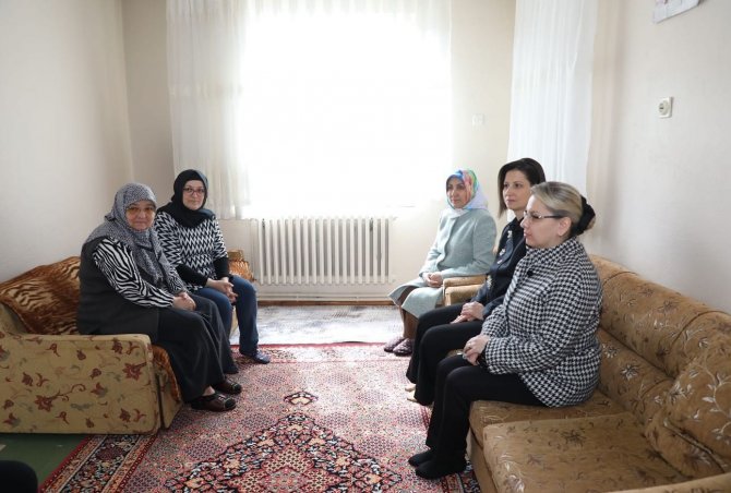 Kütahya’da Vali Ve Belediye Başkanının Eşleri Depremzede Ailelerin İhtiyaçlarını Yerinde Tespit Ediyor