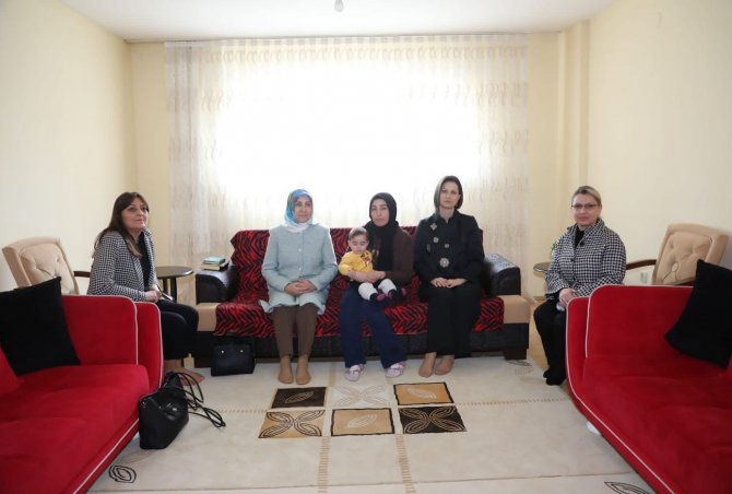 Kütahya’da Vali Ve Belediye Başkanının Eşleri Depremzede Ailelerin İhtiyaçlarını Yerinde Tespit Ediyor