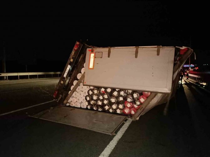 Kuzey Marmara Otoyolu’nda Yabancı Plakalı Tır Devrildi