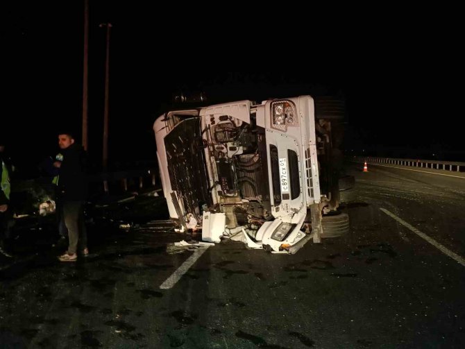Kuzey Marmara Otoyolu’nda Yabancı Plakalı Tır Devrildi