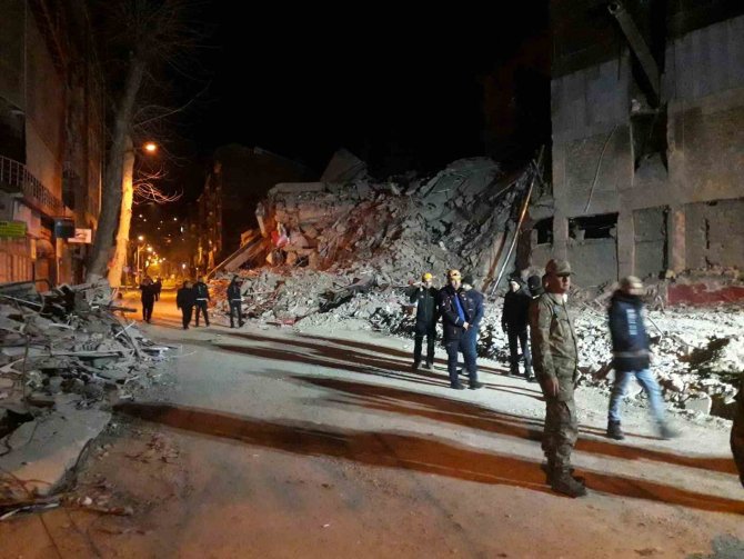 Malatya’da Ağır Hasarlı 4 Katlı Bina Çöktü