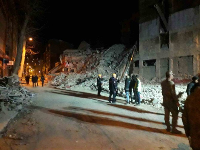 Malatya’da Ağır Hasarlı 4 Katlı Bina Çöktü