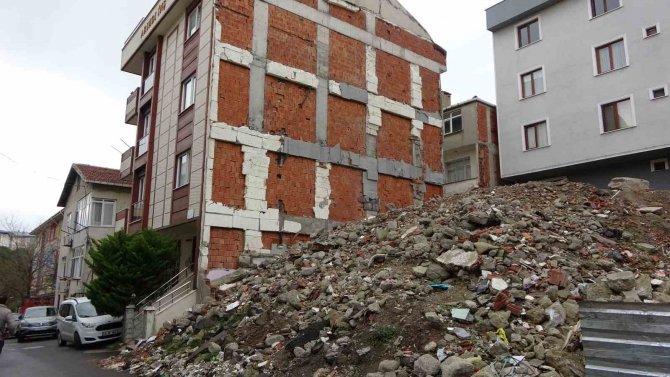 Maltepe’de Yıkılan Bitişik Binanın Moloz Yığını 3 Yıldır Apartman Sakinlerinin Kabusu Oldu