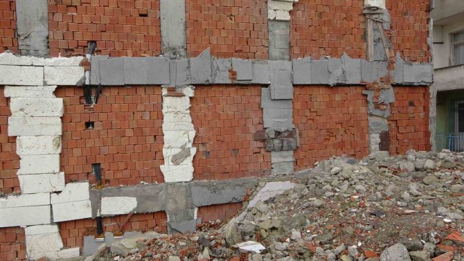 Maltepe’de Yıkılan Bitişik Binanın Moloz Yığını 3 Yıldır Apartman Sakinlerinin Kabusu Oldu