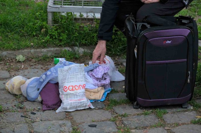 Manisa’da Şüpheli Valizden Sucuk Ve Kıyafet Çıktı