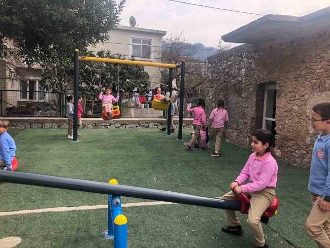 Marmaris Belediyesi Okul Bahçelerine Çocuk Parkı Yapımını Sürdürüyor