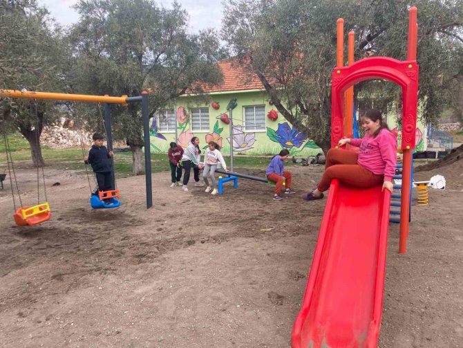 Marmaris Belediyesi Okul Bahçelerine Çocuk Parkı Yapımını Sürdürüyor