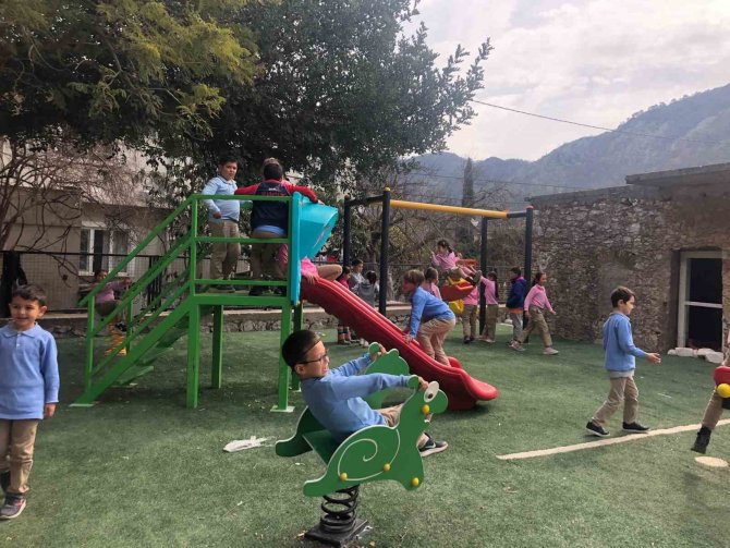 Marmaris Belediyesi Okul Bahçelerine Çocuk Parkı Yapımını Sürdürüyor