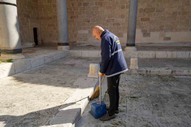 Tarsus’ta İbadethaneler Temizleniyor