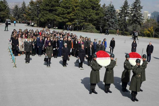 Milli Savunma Bakanı Hulusi Akar’ın Eşi Şule Akar Ve Beraberindeki Komutan Eşleri Anıtkabir’i Ziyaret Etti