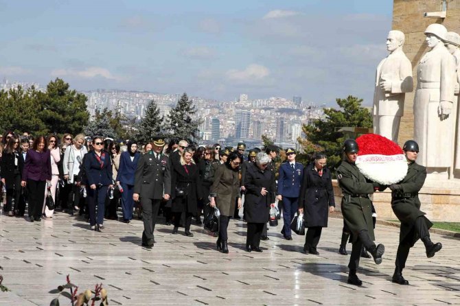 Milli Savunma Bakanı Hulusi Akar’ın Eşi Şule Akar Ve Beraberindeki Komutan Eşleri Anıtkabir’i Ziyaret Etti