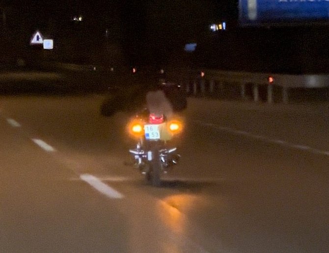 Motosikletin Üzerine Yatarak Kullanan Sürücü Kameraya Yansıdı