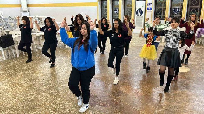 Nazilli’de Halk Oyunları Topluluğu Düzenledikleri Etkinliği Depremzede Kadınlara Adadı