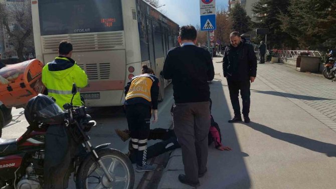 Motosikletli Kurye Otobüse Arkadan Çarptı