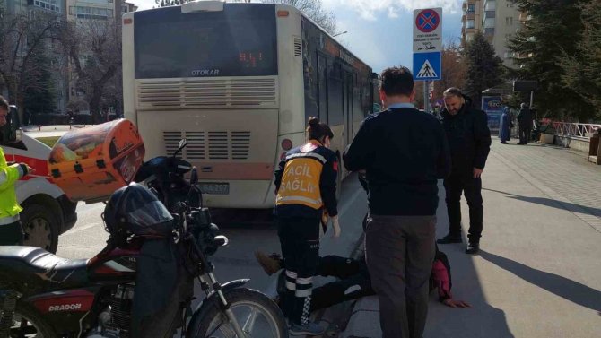 Motosikletli Kurye Otobüse Arkadan Çarptı