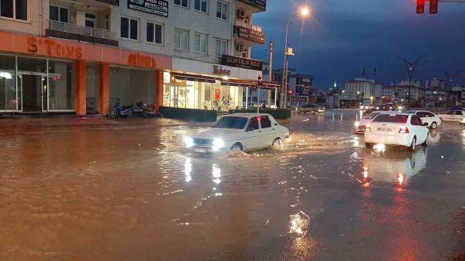 Osmaniye’de Sağanak Yağmur Cadde Ve Sokakları Göle Çevirdi