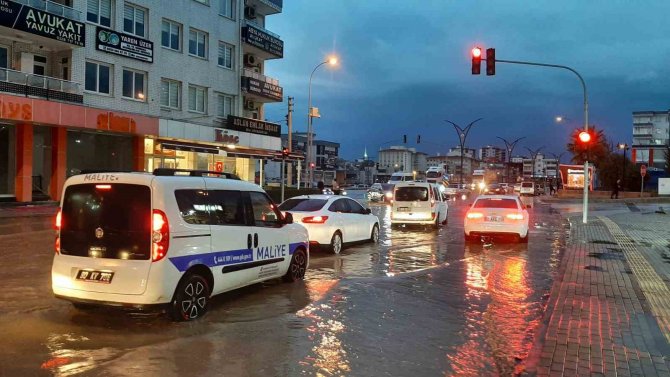 Osmaniye’de Sağanak Yağmur Cadde Ve Sokakları Göle Çevirdi