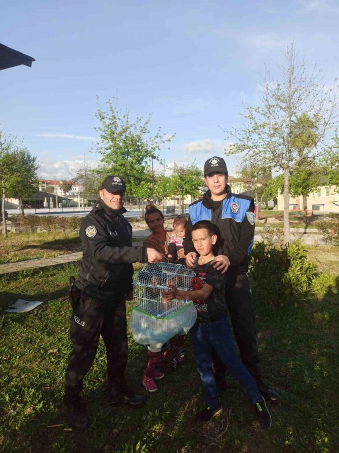 Depremde Muhabbet Kuşunu Kaybeden Çocuğa Polis Muhabbet Kuşu Hediye Etti