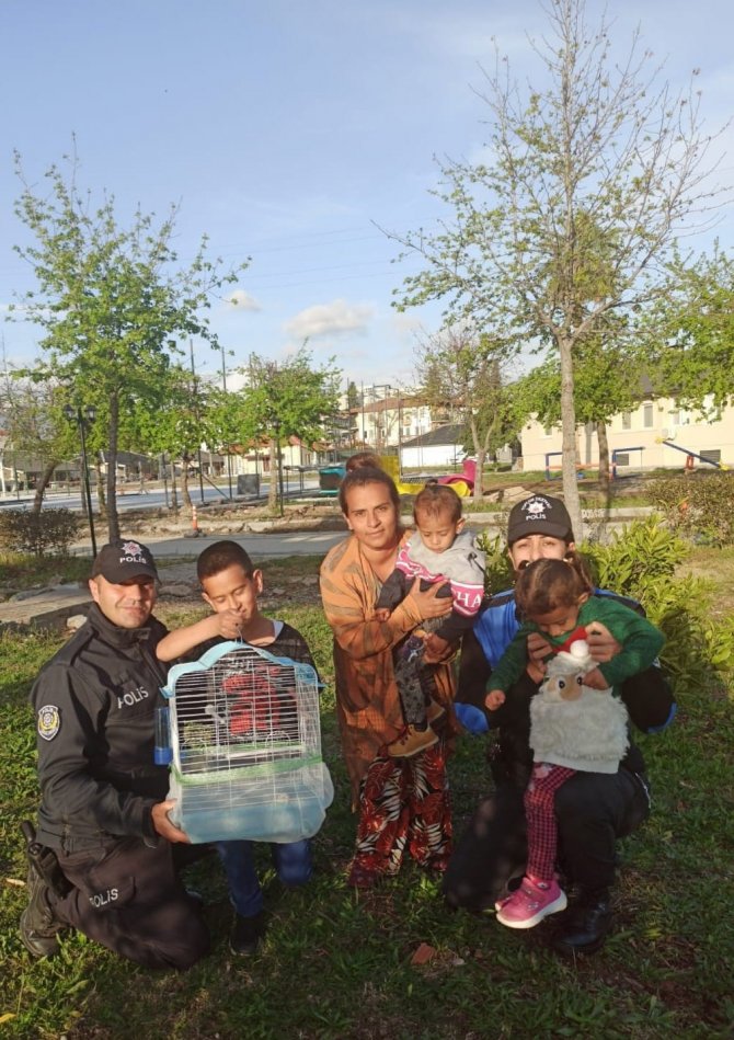 Depremde Muhabbet Kuşunu Kaybeden Çocuğa Polis Muhabbet Kuşu Hediye Etti