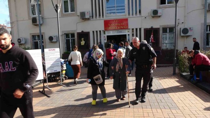 Depremde Ölen Polisin Annesine Antalya Polisi Sahip Çıktı