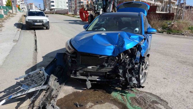 Samsun’da Aracıyla Elektrik Direğine Çarpan Avukat Ve Kızı Yaralandı