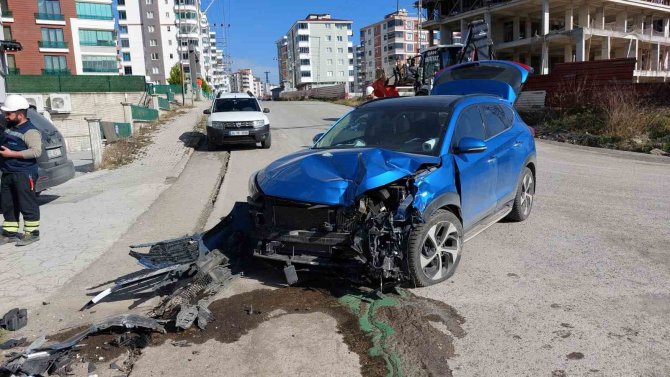 Samsun’da Aracıyla Elektrik Direğine Çarpan Avukat Ve Kızı Yaralandı