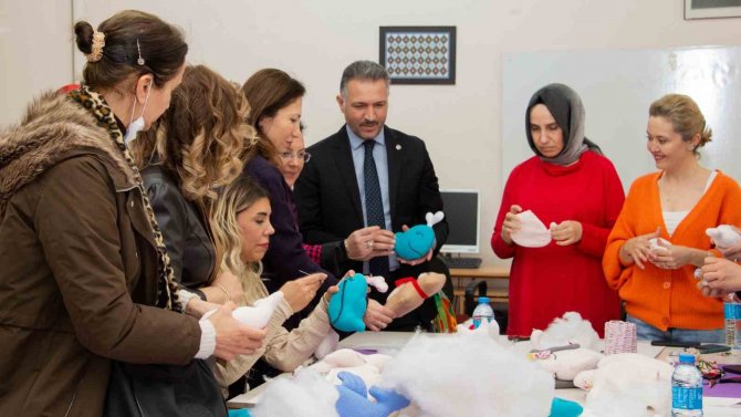 Sü’de Depremzedeler İçin Tekstil Ürünleri Ve Oyuncaklar Hazırlanıyor