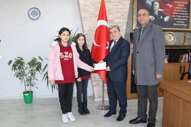 Okul Harçlıklarını Biriktirip Depremzedelere Gönderdiler