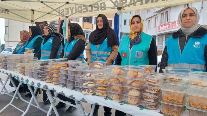 Evde Pişirip Depremzedeler İçin Satıyorlar