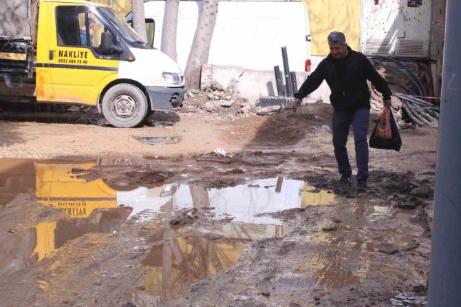 Kemeraltı Esnafının Bozuk Yol Çilesi: "Caddeyi Afet Bölgesi İlan Ettik"