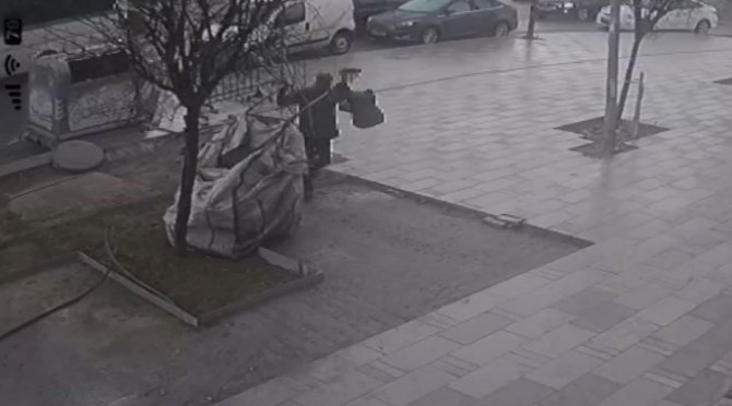 Çekçek Arabasıyla Aydınlatma Spotu Hırsızlığı Kamerada
