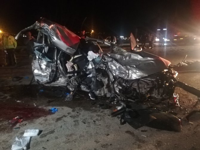 Karşı Şeride Geçen Otomobil Cipe Çarptı: 2 Ölü, 4 Yaralı