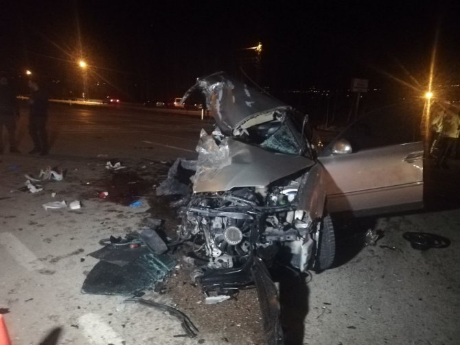 Karşı Şeride Geçen Otomobil Cipe Çarptı: 2 Ölü, 4 Yaralı