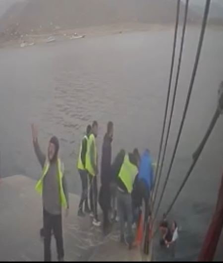 Ölüme Atladı, Yolcu Ve Görevliler Son Anda Kurtardı