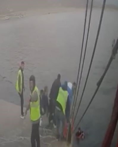 Ölüme Atladı, Yolcu Ve Görevliler Son Anda Kurtardı