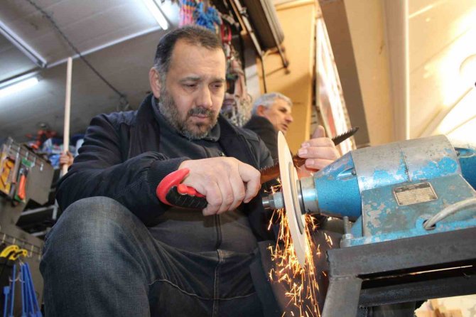 Zeytinde Budama Hazırlıkları Başladı, Testere Bilemeye Talep Arttı