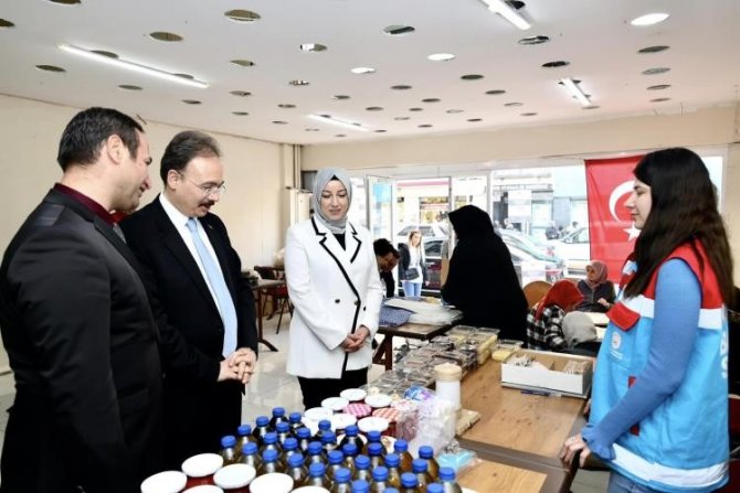 Vali Kızılkaya, Hayır Çarşısını Gezdi