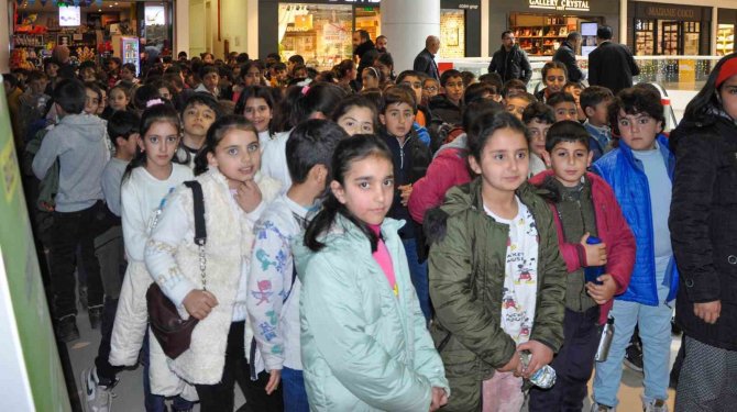 Van’da Depremzede Çocuklar İçin Sinema Etkinliği